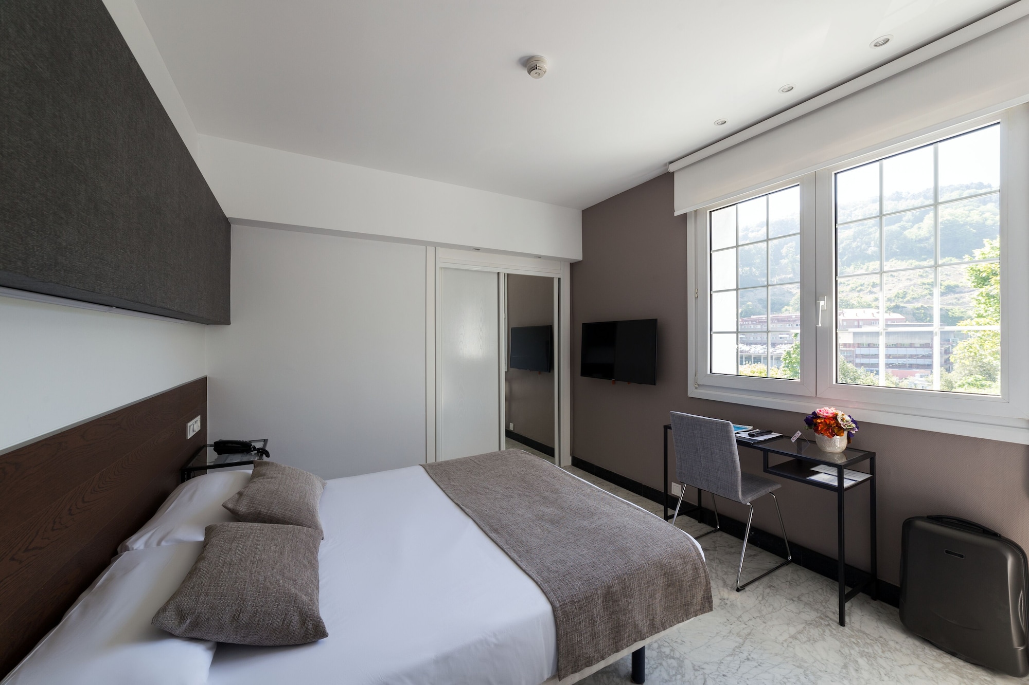 ROOM, TRIPLE, WITH EXTRA BED