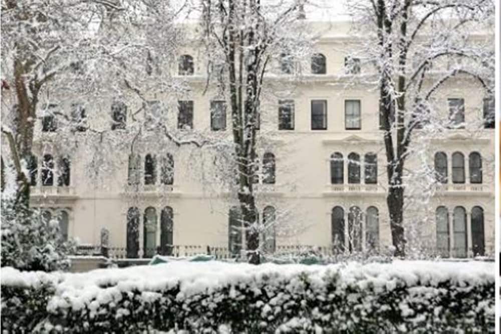 London House Hotel 8/75