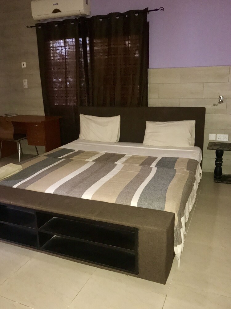 Omanye Lodge 25/50