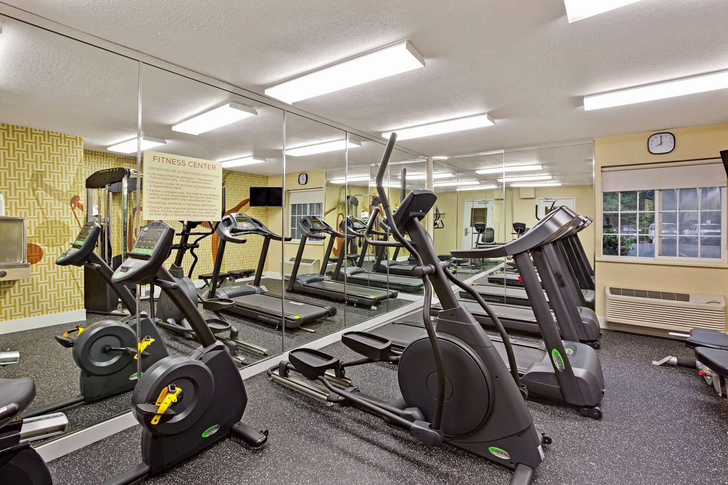 Suburban Studios Charlotte - Executive Park 7/10