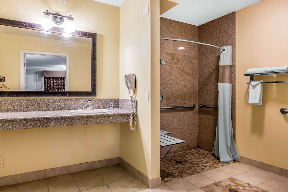 Rodeway Inn & Suites Canyon Lake Menifee West 59/62
