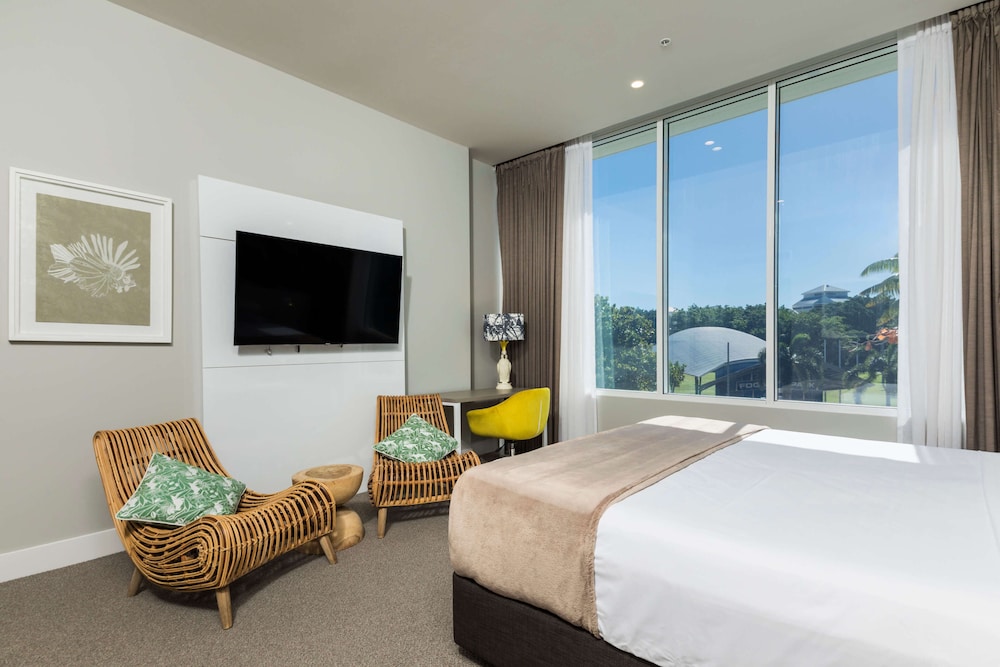 Pacific Hotel Cairns 37/72