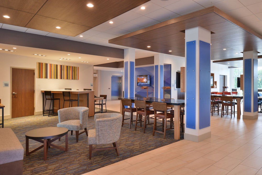 Holiday Inn Express & Suites OMAHA AIRPORT 53/64
