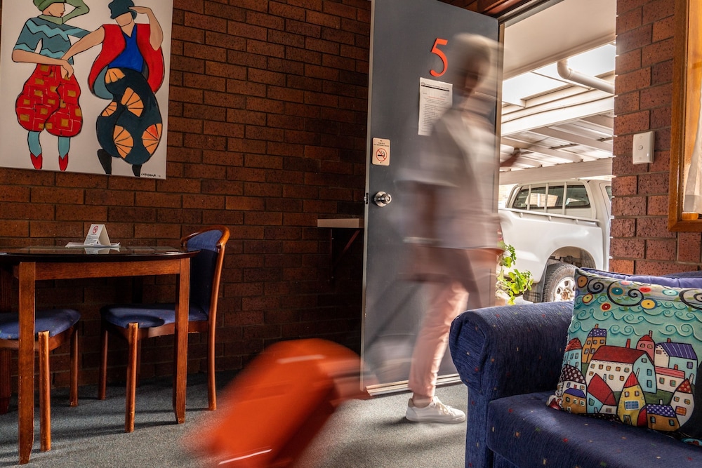 Country Pathfinder Motor Inn 38/47