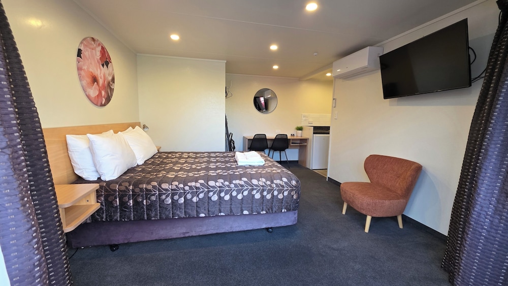 Admirals Motor Lodge 17/71