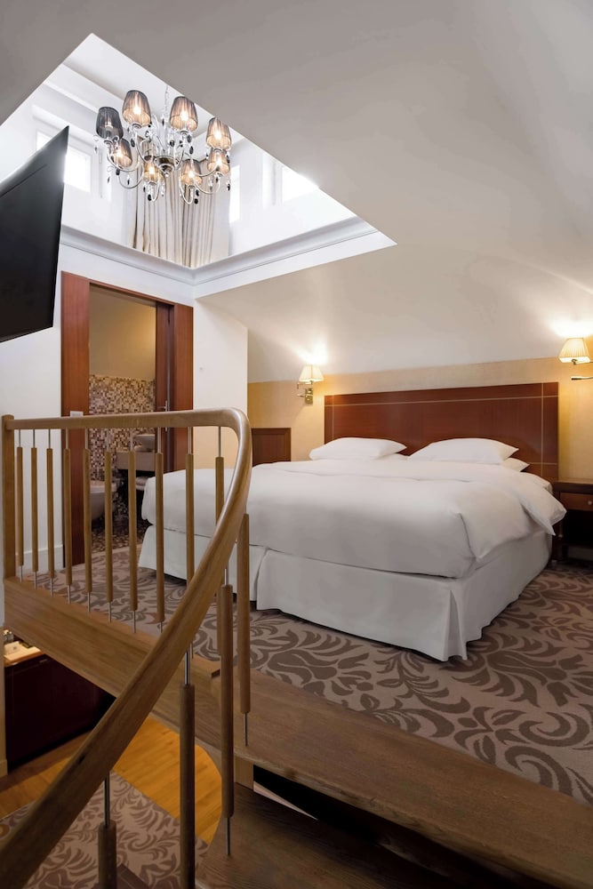 Cupola, Junior Suite, King Bed