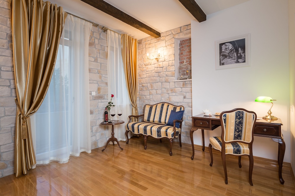 Priska Heritage Rooms 24/50