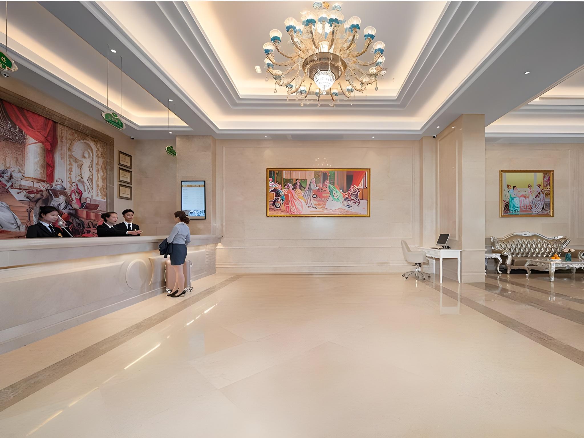 Vienna International Hotel (Shenzhen Pinghu Metro Station) 8/34