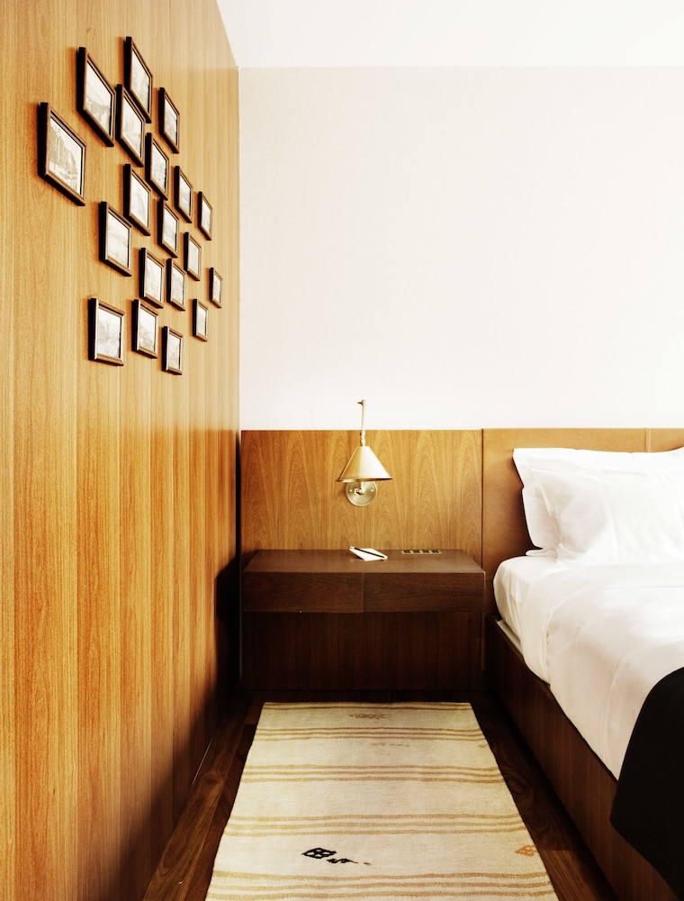 Square Nine Hotel Belgrade 11/81
