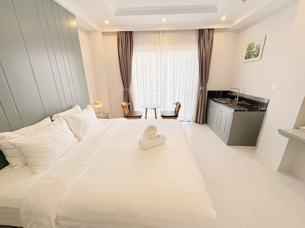 SUPERIOR, KING BED, CITY VIEW