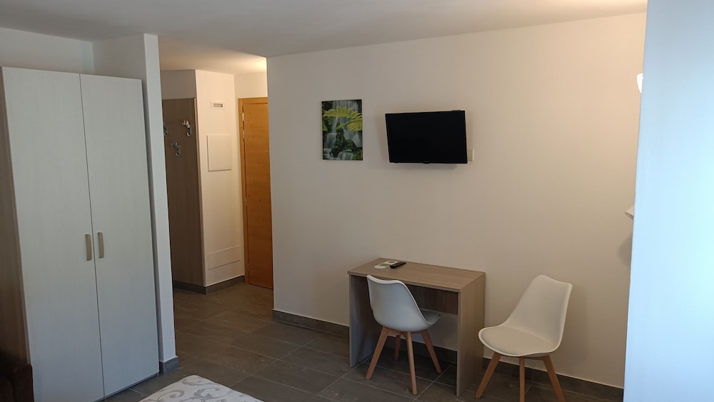 Gufo Hotel Sat Arr Dep Only 41/47