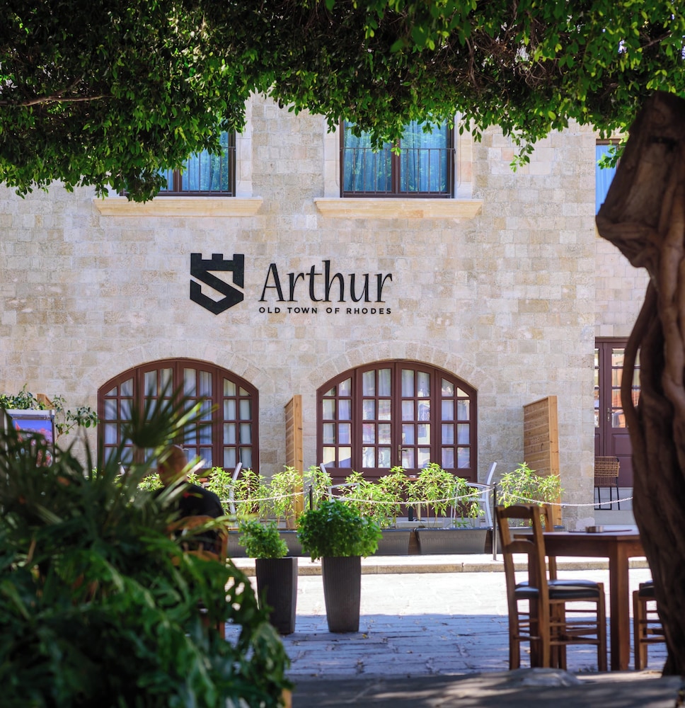 Arthur Suites 12/60