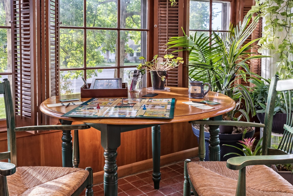 Silver Heart Inn and Cottages 55/70