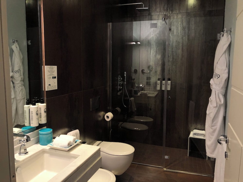 Hotel Number Nine 59/60