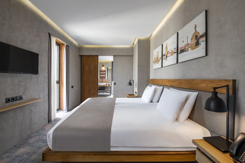 STANDARD, DOUBLE OR TWIN BED, CITY VIEW, CORNER