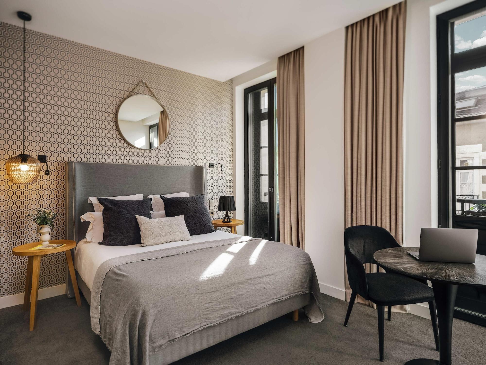 Classic, Double Bed, Street View