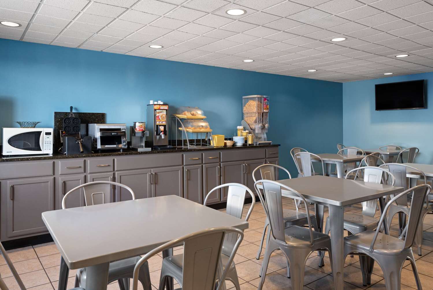 Days Inn by Wyndham Neenah 8/11