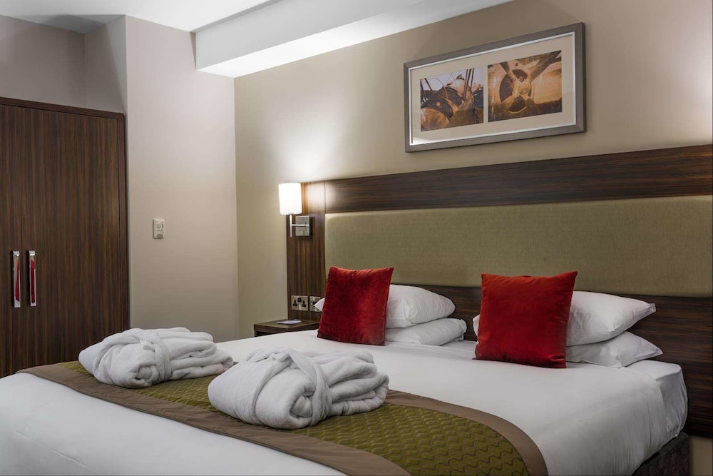 Heston Hyde Hotel 15/43