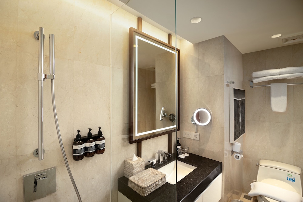 Beachwalk Residence 50/50