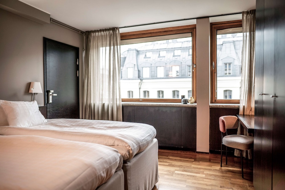 ROOM, TWIN BEDS