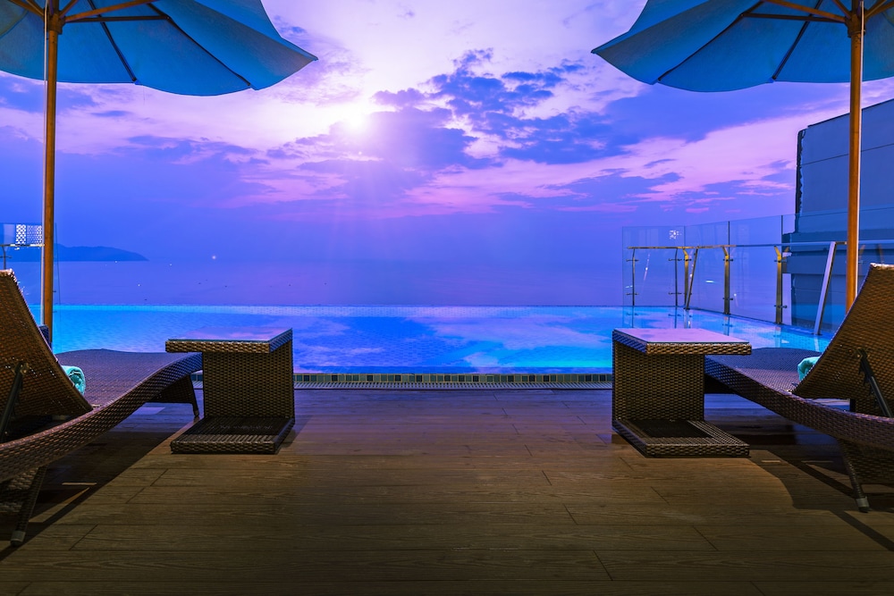 Maximilan Danang Beach Hotel 42/48