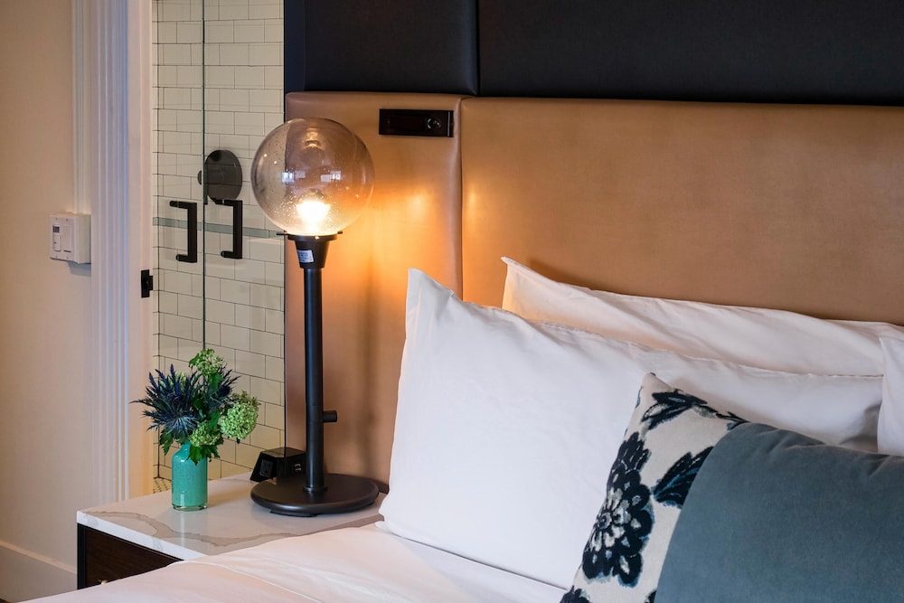 ROOM, QUEEN BED, ACCESSIBLE
