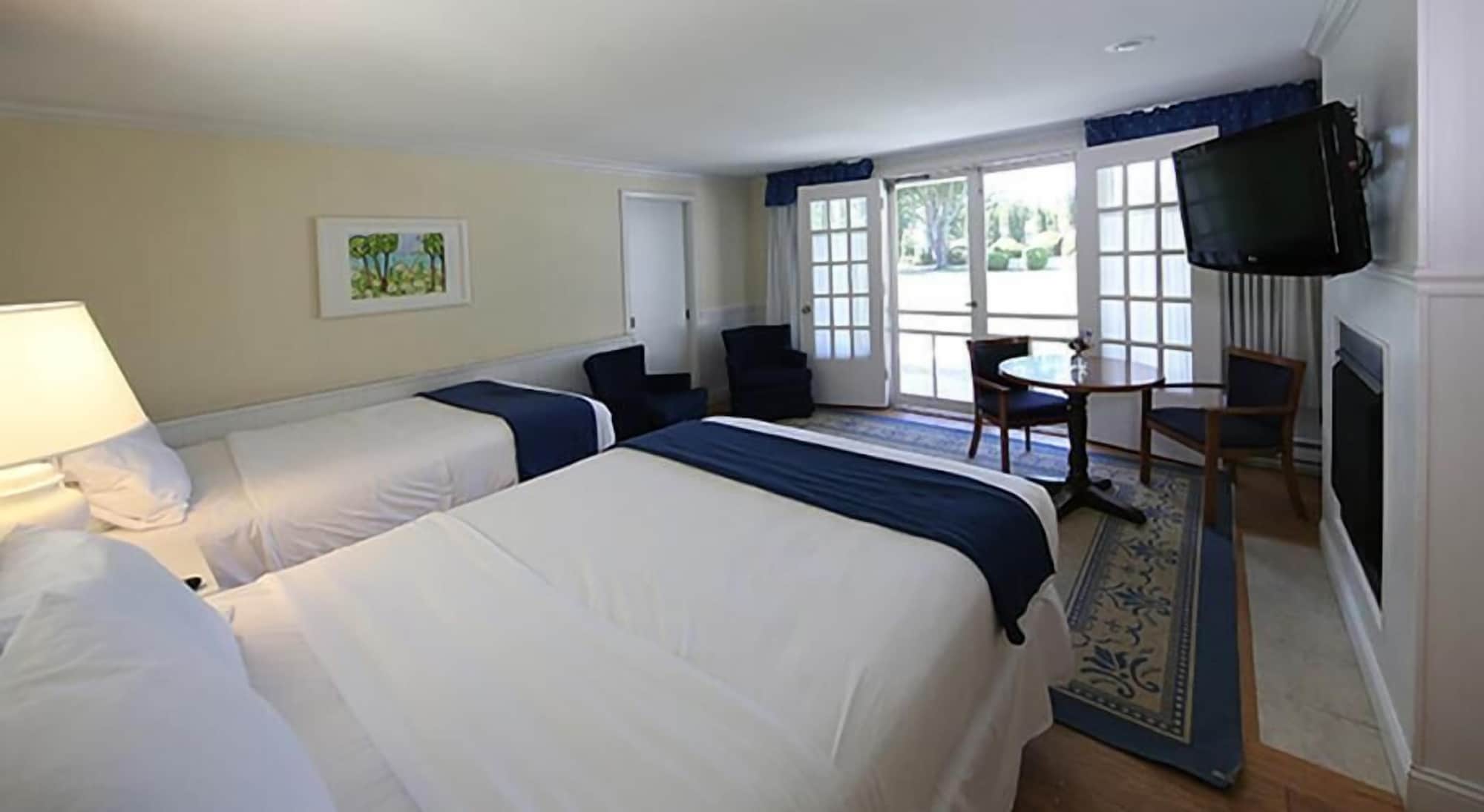 East, Deluxe, Queen Bed