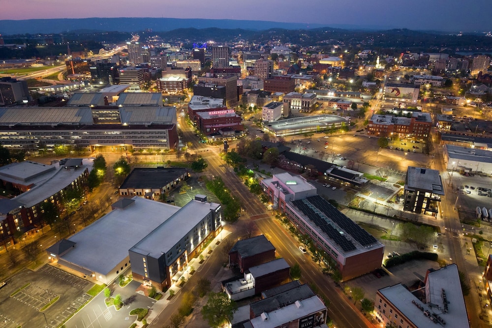 La Quinta Inn & Suites by Wyndham Chattanooga Downtown/South 57/61