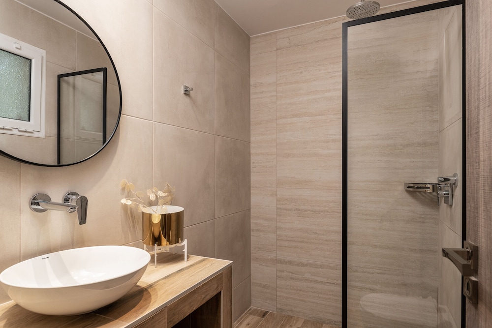 Aeolos Boutique Hotel & Suites 64/65