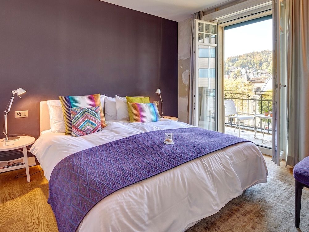 SUPERIOR, DOUBLE OR TWIN BED