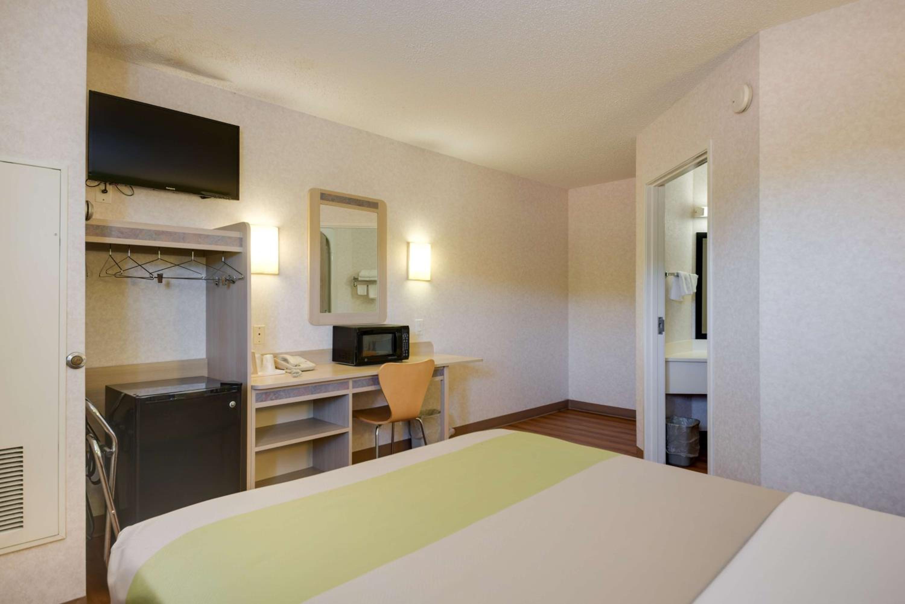 غرفة بسرير كوين، Motel6 Statesville, NC 8/10