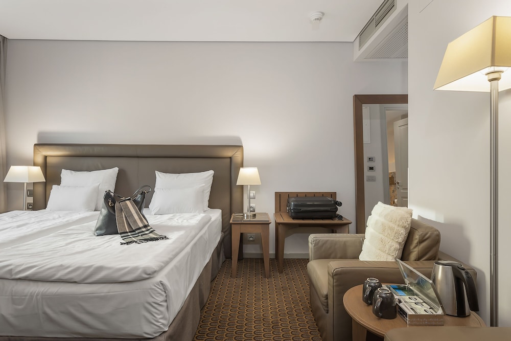 2 BEDROOMS, FAMILY SUITE, 2 BATHROOMS