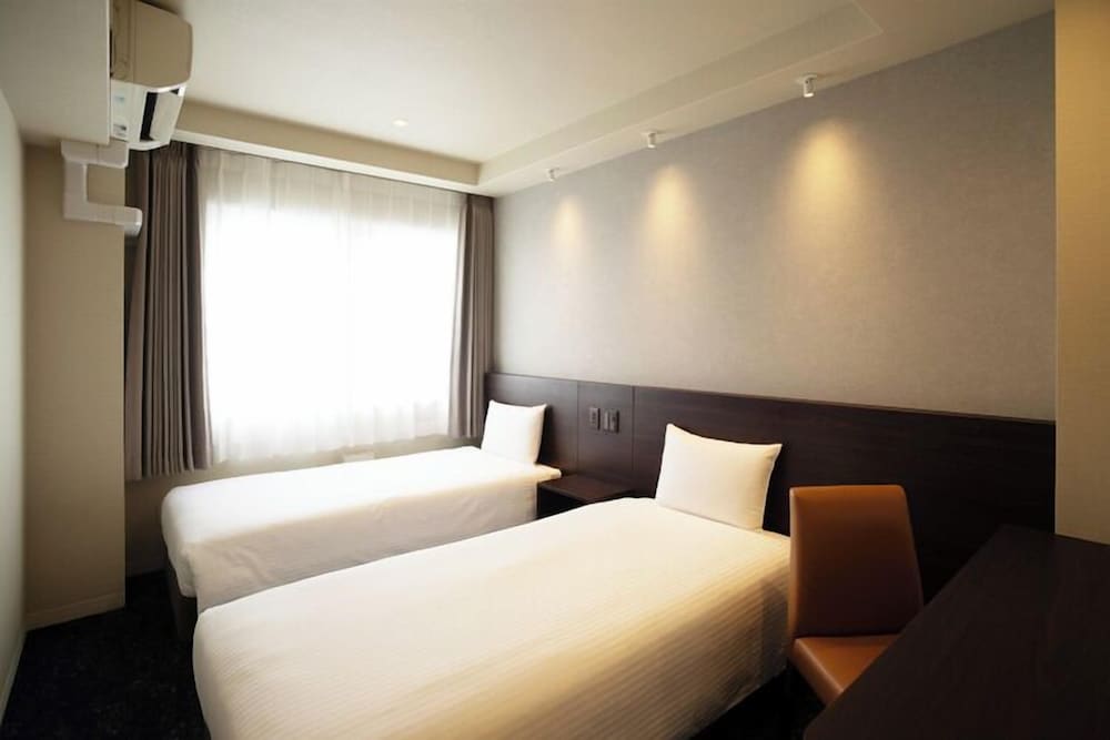 ROOM, TWIN BEDS
