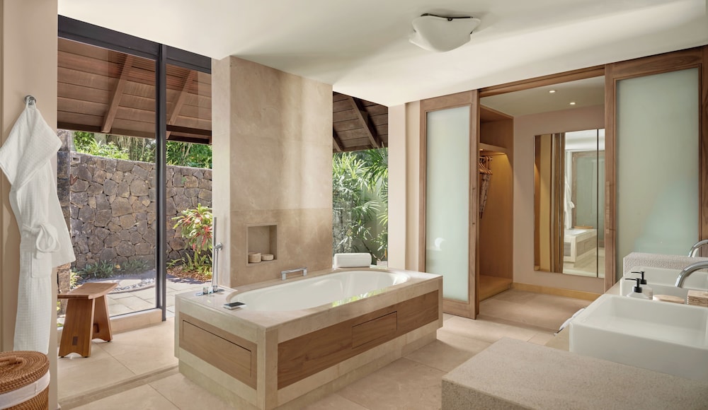 3 Bedrooms, Royal, 2 King Beds, 2 Queen Beds, Four Seasons Resort Mauritius at Anahita 10/10