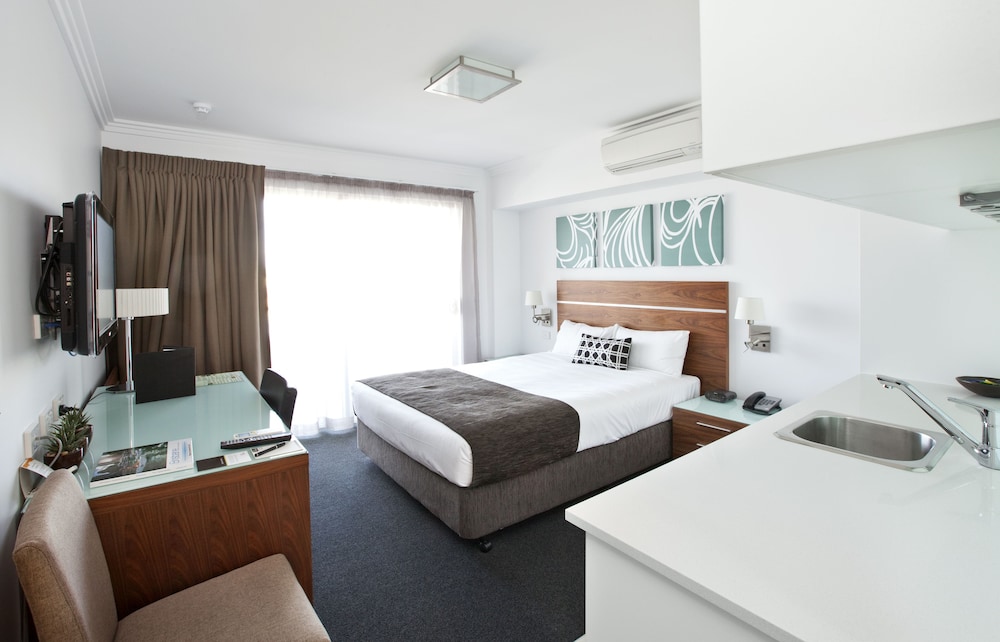 DELUXE, STUDIO, KITCHENETTE