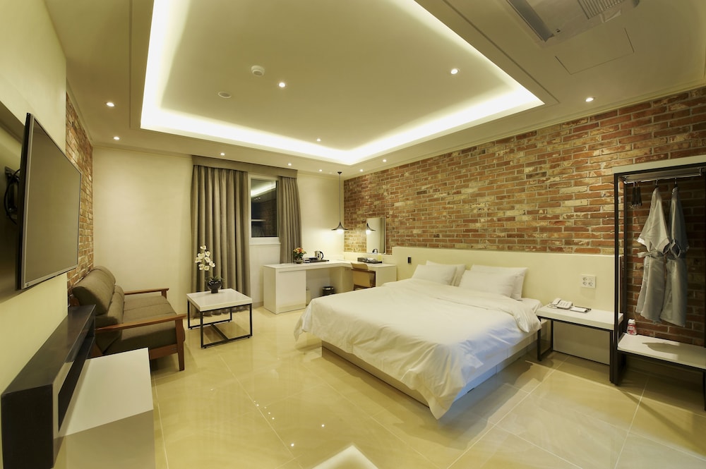 DELUXE, DOUBLE BED