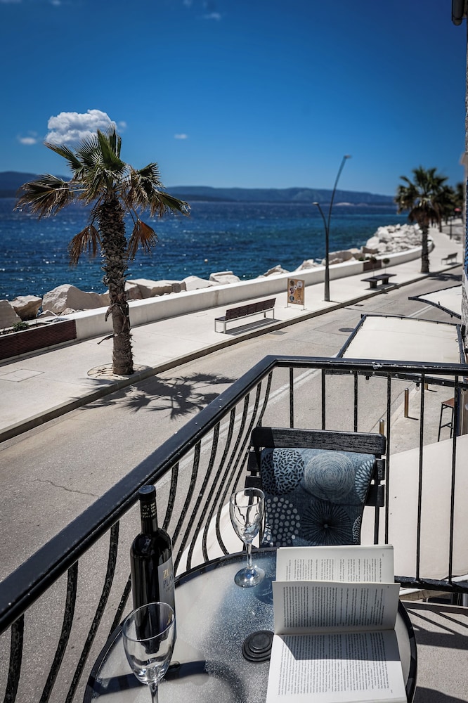 Luxury Seaside Apartments 39/50