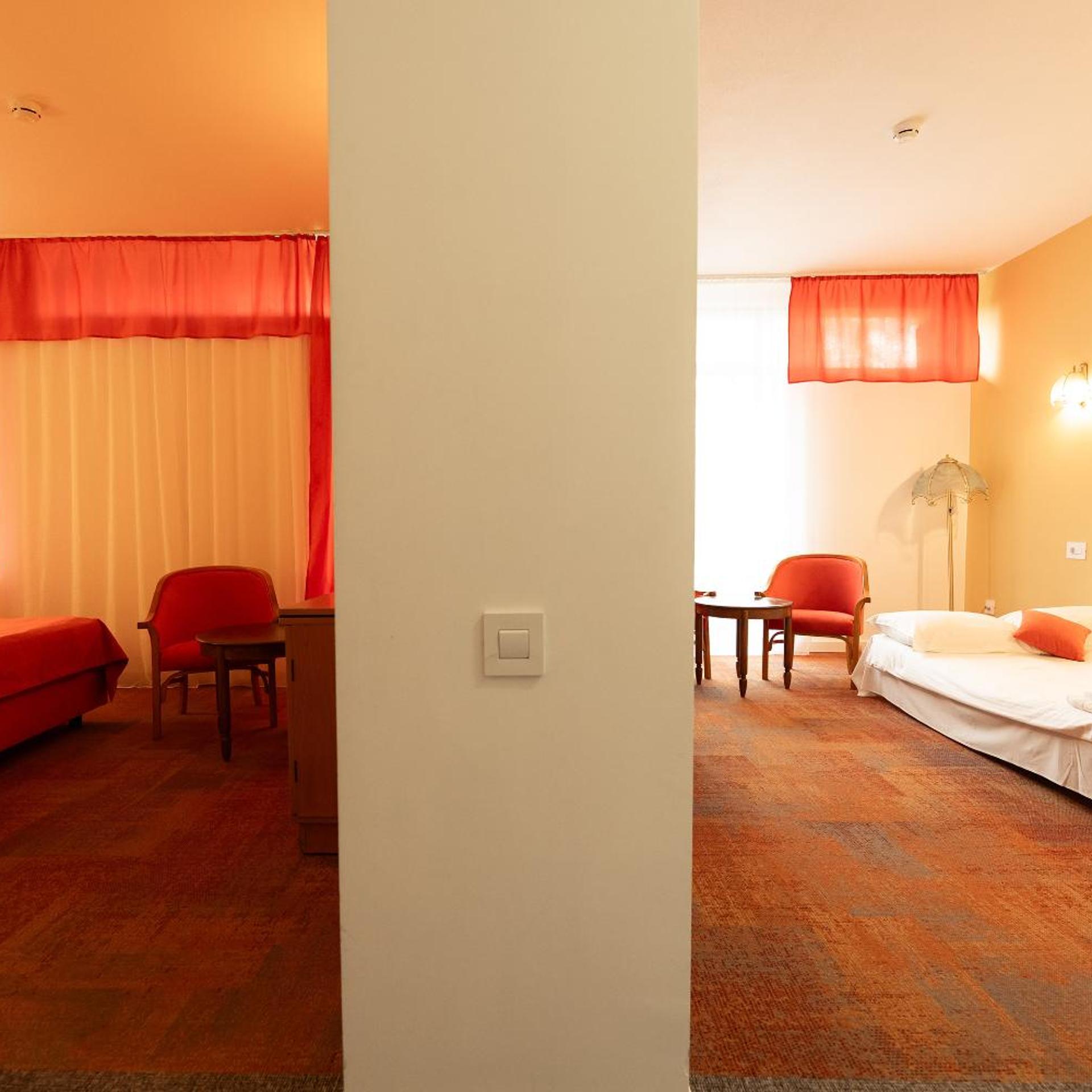 جناح عائلي، Continental Hotel 3/9