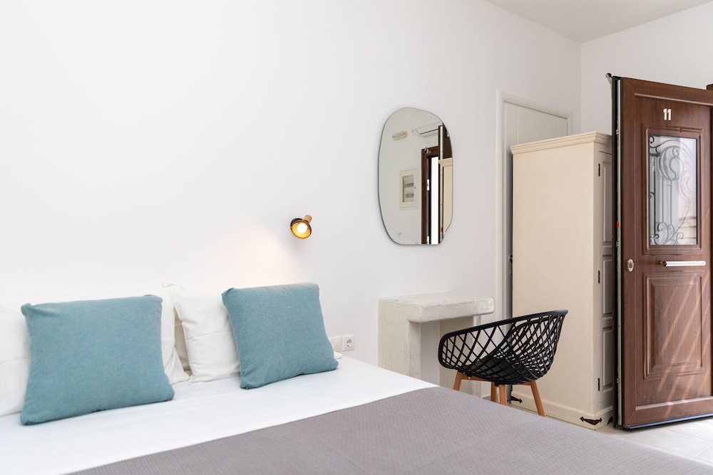 DEPIS PLACE AND APARTMENTS 35/50