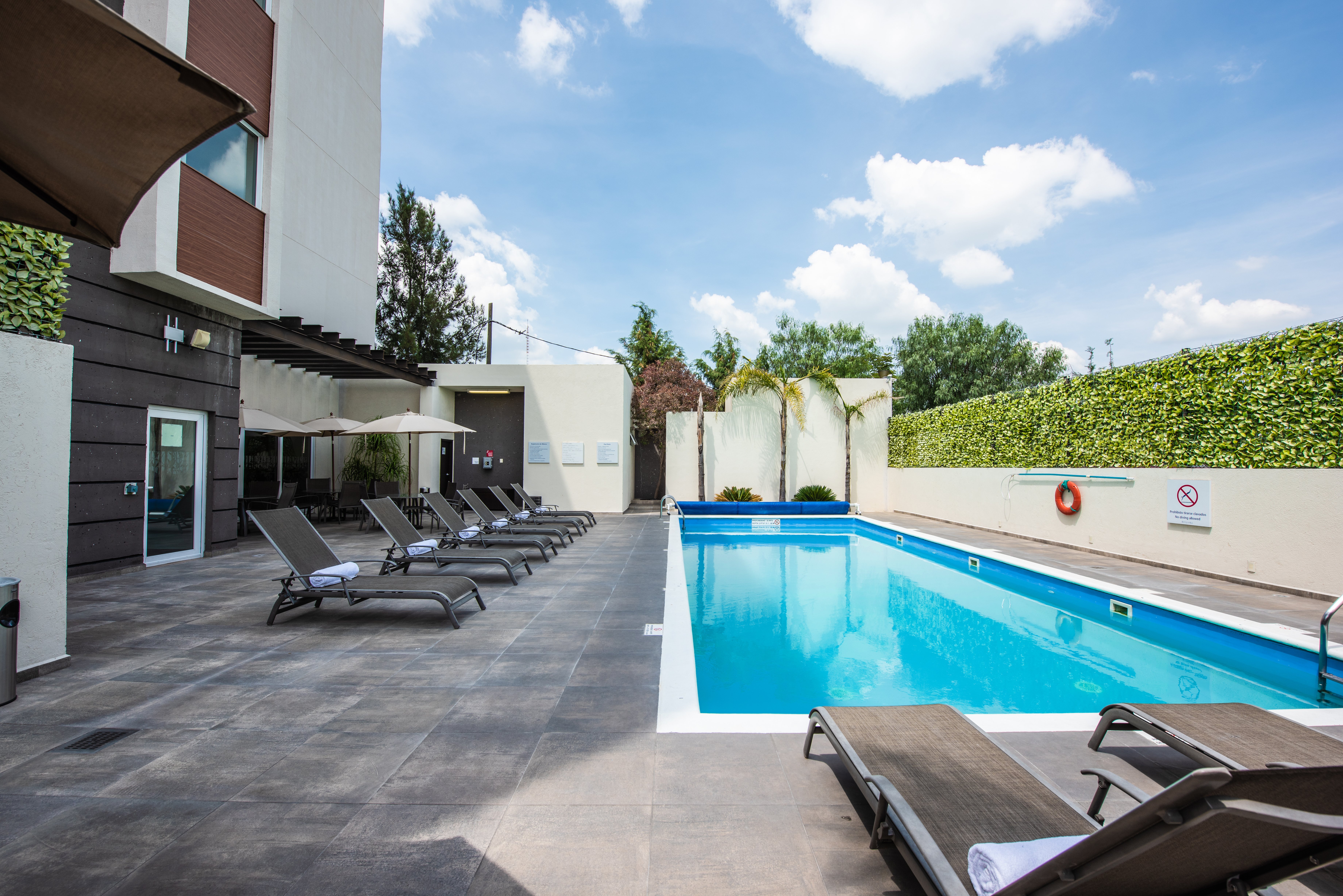 Holiday Inn Express and Suites Celaya 24/50