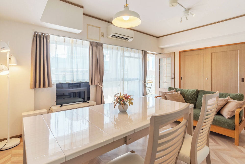 Universal Bay Condominium 46/60