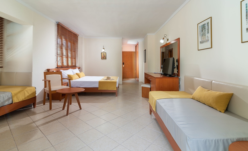 Porfi Beach Hotel 8/36