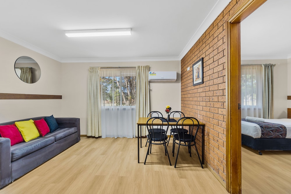 CASTLREAGH MOTOR INN 28/50