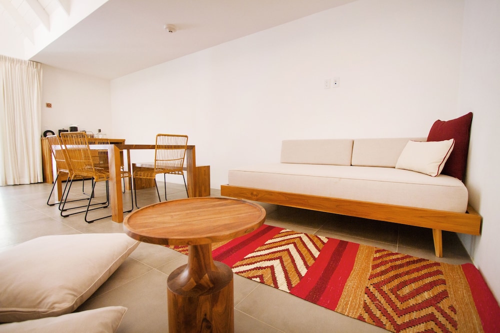 The Gilded Iguana Surf Hotel 30/50