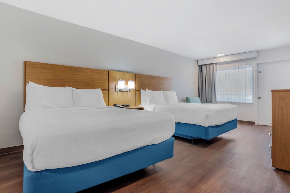 Classic, 2 Queen Beds, Beach Front, Kitchen