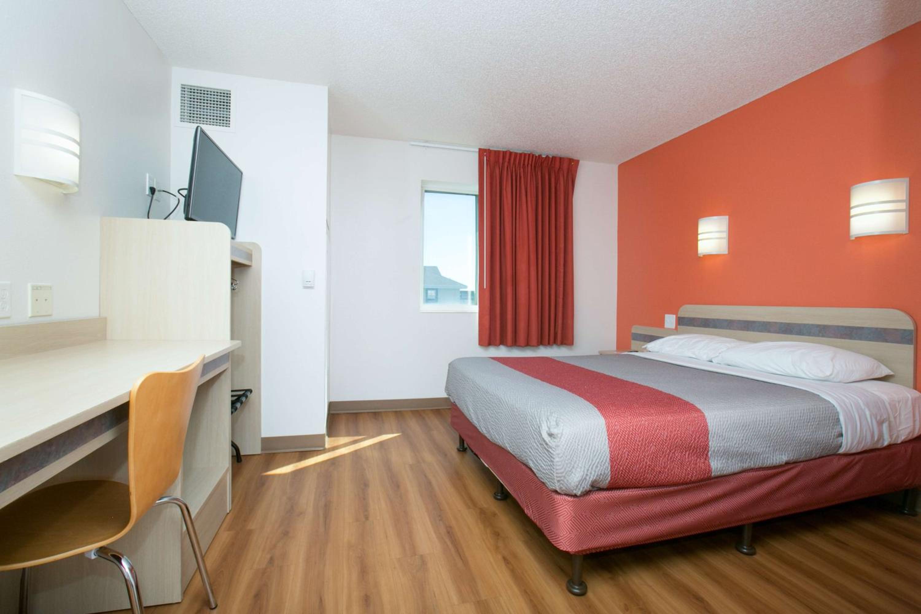 1 Queen Bed - ADA/RI Shower