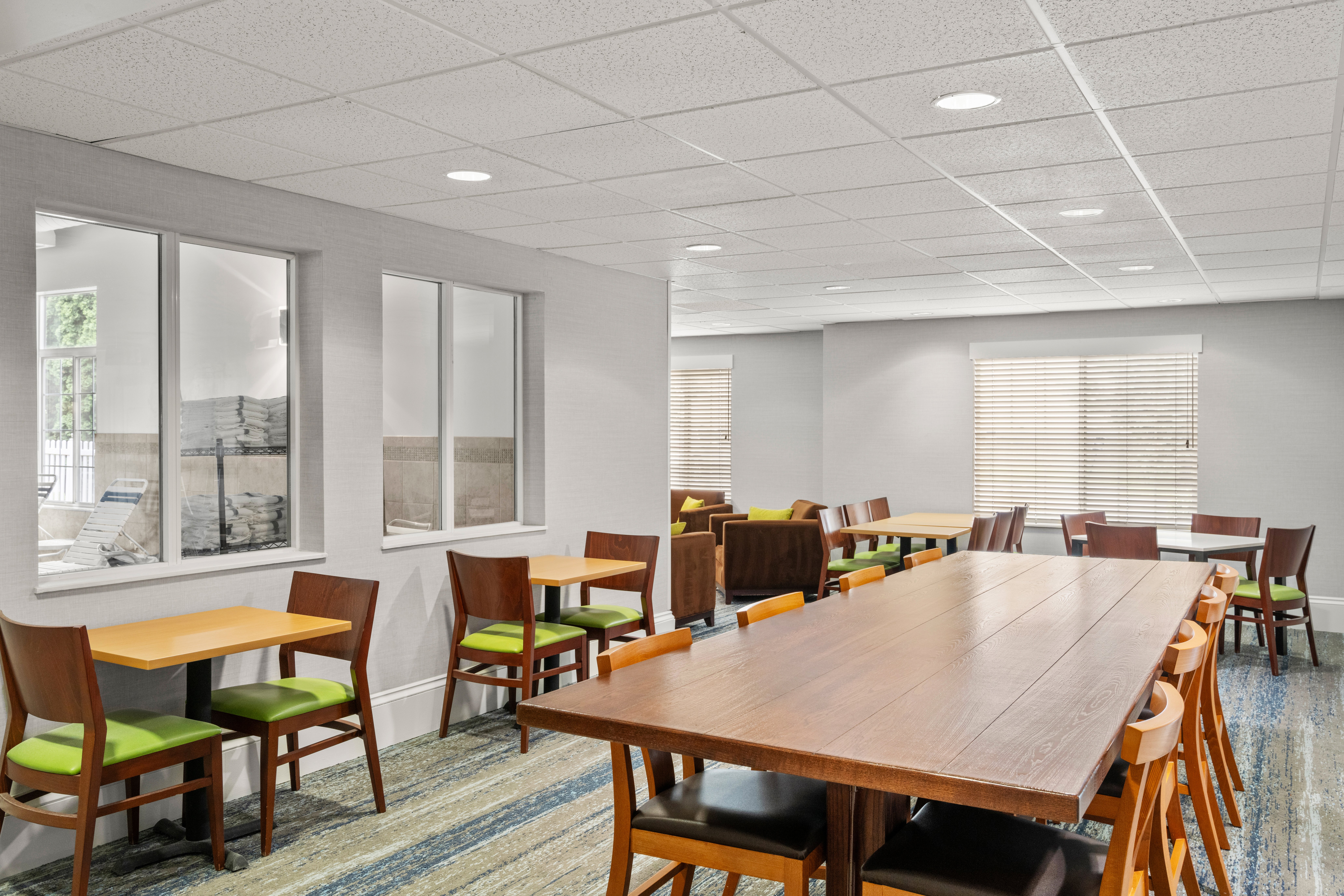 Holiday Inn Express Suites New Buffalo 63/76