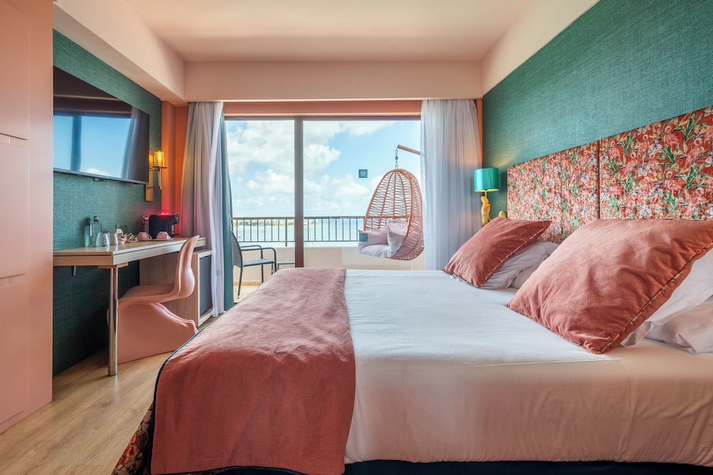 Deluxe, Triple, Double Bed, Sea View, Sofa