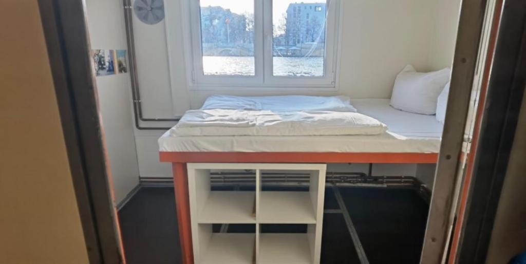 Eastern Comfort Hotel & Hostelboat 45/58