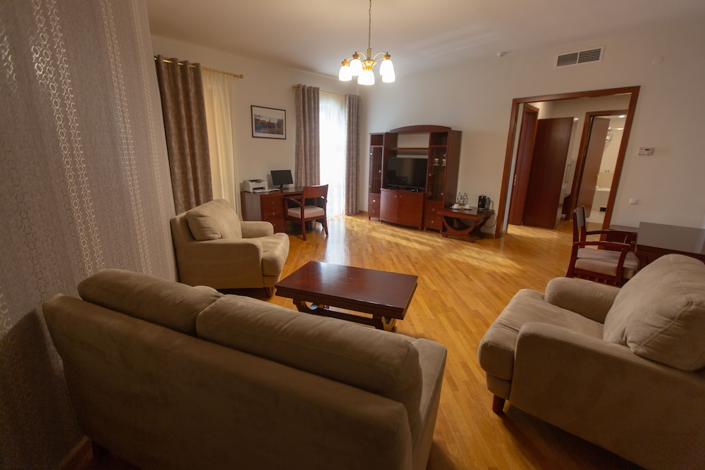 Latar Hotel Complex 44/67